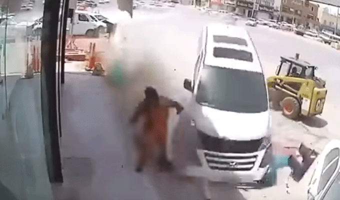 Un homme frôle la mort à cause d’un conducteur imprudent, vidéo