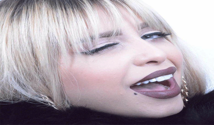 Mariem Ben Moulehom fête son anniversaire avec un groupe d’artistes, vidéo