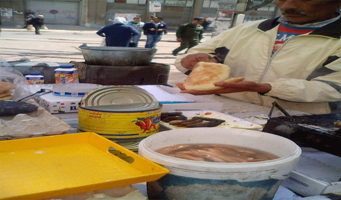 Place de Barcelone : Un citoyen dénonce le manque total d’hygiène de ces sandwichs