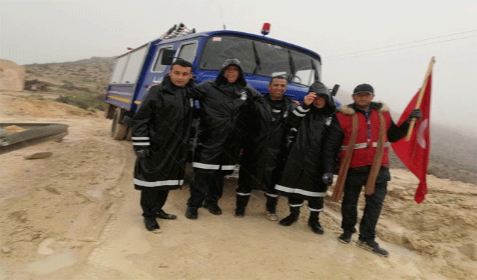 Médenine : des campeurs bloqués par les pluies et évacués par la protection civile