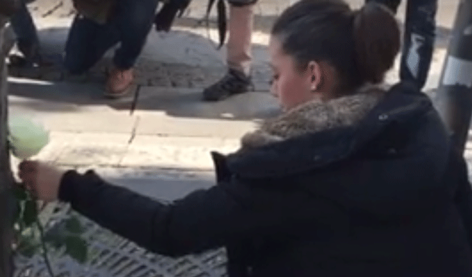 Paris : Des roses blanches déposées sur le lieu de l’attentat, en hommage au policier tué