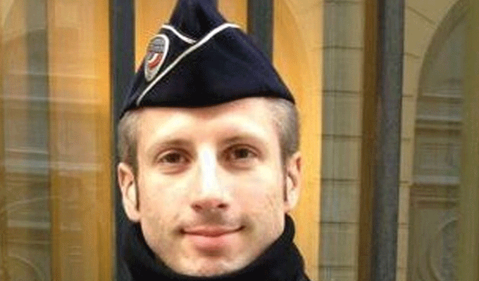 Paris : Le compagnon du policier tué lui rend hommage, vidéo