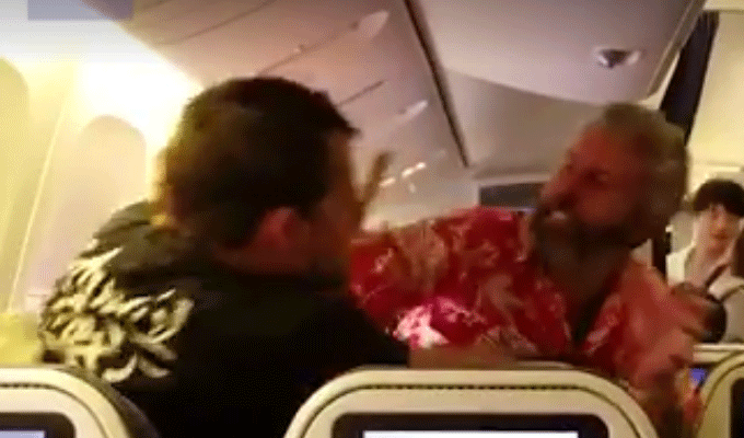 Vidéo : Une dispute éclate en plein vol, les passagers paniquent