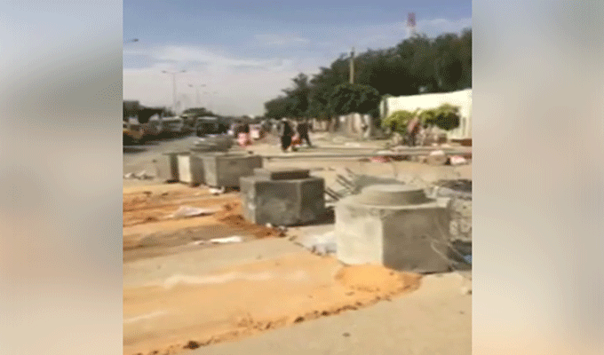 Vidéo : Après que les manifestants ont mis le feu au QG de la sécurité nationale, des citoyens mettent de l’ordre