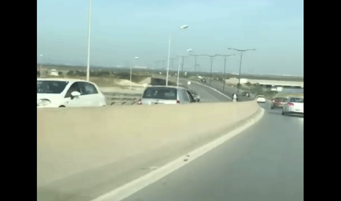 Vidéo : Une voiture roule à vive allure, à contre-sens, en plein autoroute