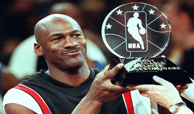 Basket: Une paire de baskets portées par Michael Jordan adjugée 190.000 dollars