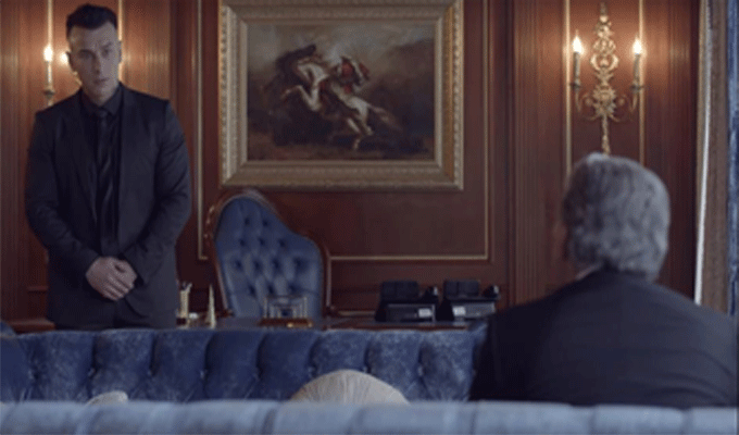 En photo : Une scène d'”Awled Moufida” tournée dans le bureau de Slim Riahi