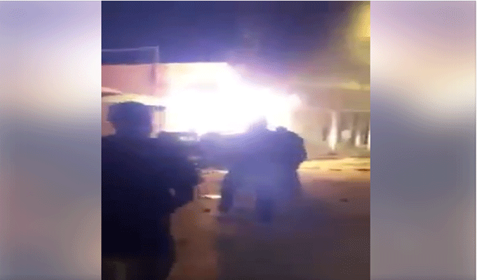 Vidéo : Un policier gravement blessé à cause d’un cocktail Molotov lancé sur un véhicule à Bir Lahfey