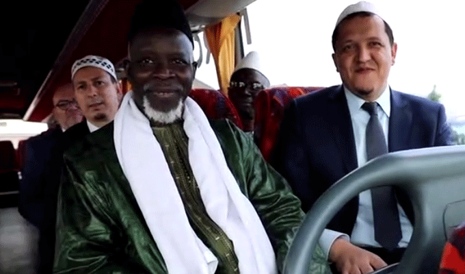 L’imam Hassen Chalghoumi prie en compagnie d’Arnold Schwarzenegger