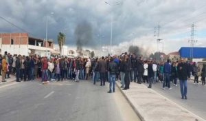 Sfax : Des diplômés en chômage observent sit-in devant les sociétés pétrolières de Skhira