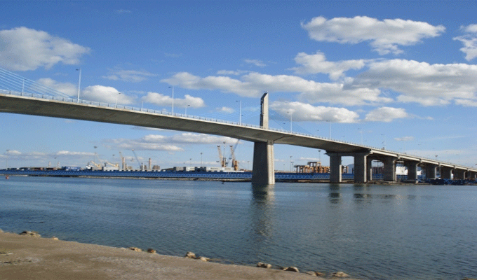 En photo : Un voleur poignarde sa victime et se jette du pont de Radès pour fuir la police