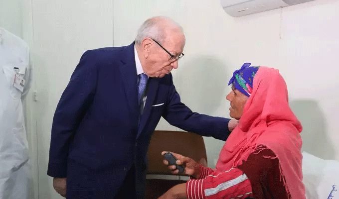 Le président de la république rend visite Zaara Soltani, mère des deux martyrs