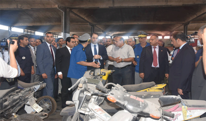 En photo : Youssef Chahed en visite surprise au port de Radès