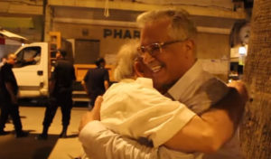 En photo : Le gouverneur de Tunis, Amor Mansour, tient une promesse faite à un vieil homme