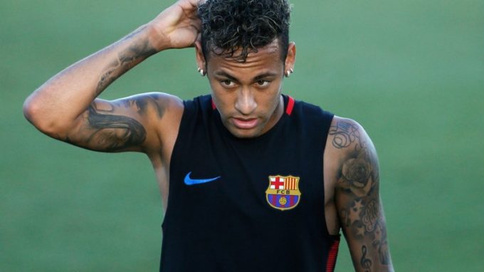 Dossier Neymar : les socios du Barça brûlent son maillot