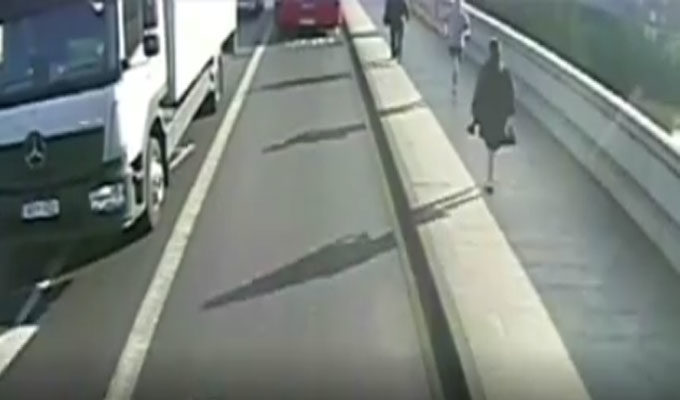 Grande-Bretagne : Un jogger pousse une femme contre un bus, vidéo de la police britannique