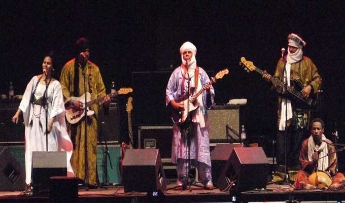 Echos FIH2017: Rythmes entrainants et chaleureux de la musique touareg avec le groupe “Tinariwen”