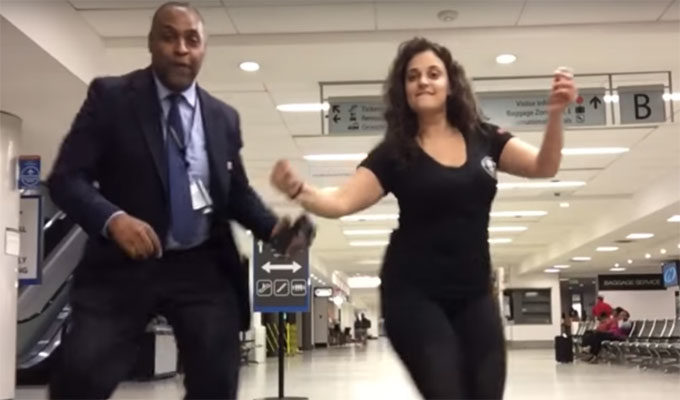Insolite : Bloquée dans un aéroport, elle fait danser le personnel, vidéo