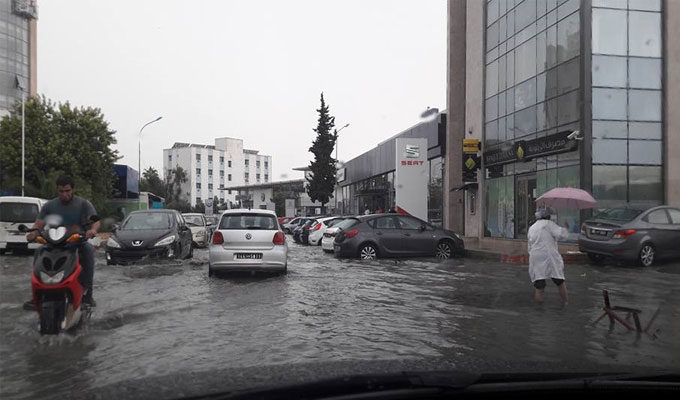 Les pluies tant attendues arrivent en Tunisie, les rues commencent à être inondées (Vidéos)