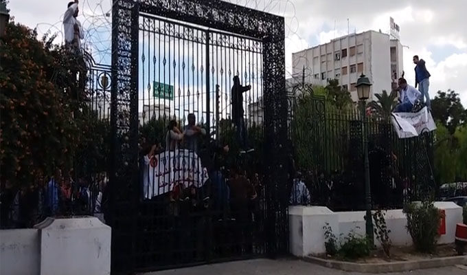 Tunisie : Altercations entre des diplômés chômeurs et les forces de l’ordre au Bardo