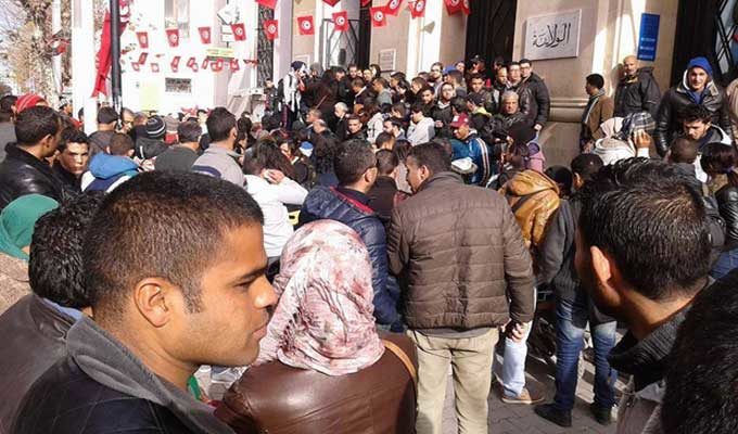Mouvement de protestation des marchands ambulants devant le siège du gouvernorat de Tunis