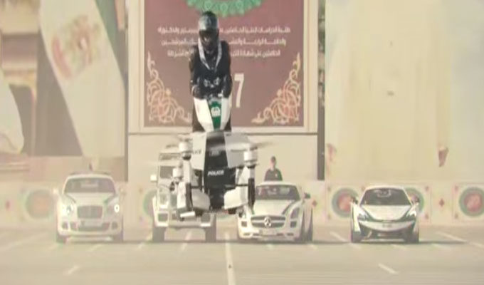 La police dubaïote teste une moto volante et un robot futuriste, vidéo