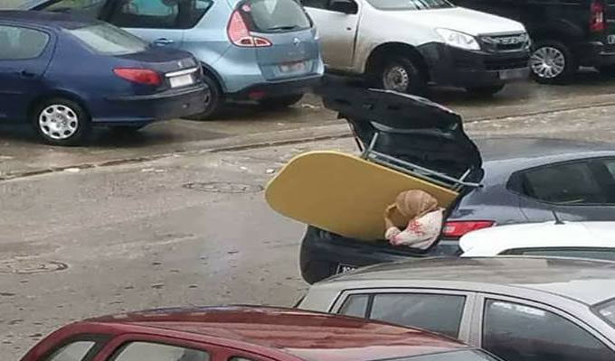 Photo du jour : Une femme dans une malle de voiture