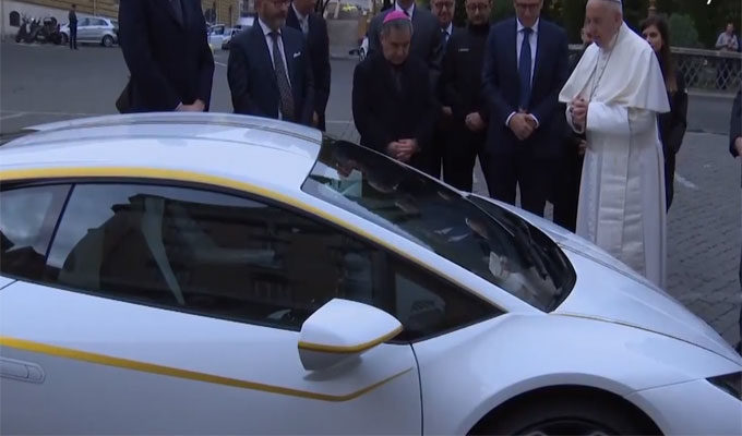 Le pape François reçoit une Lamborghini en cadeau et la remet aux enchères