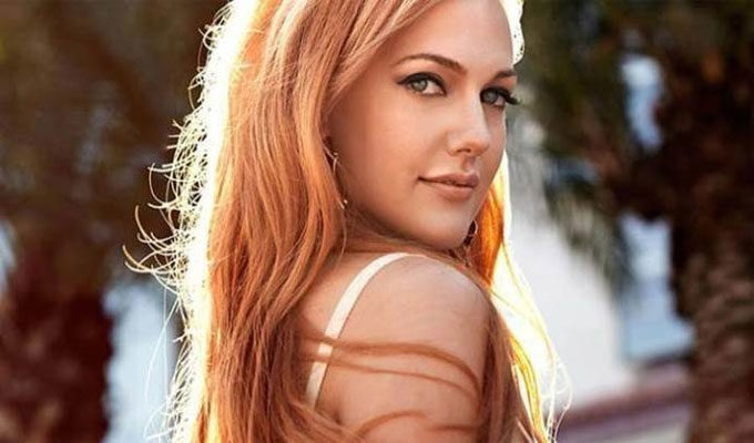 Meryem Uzerli officialise sa relation avec l’acteur égyptien, Bassel Ezzarou, vidéo