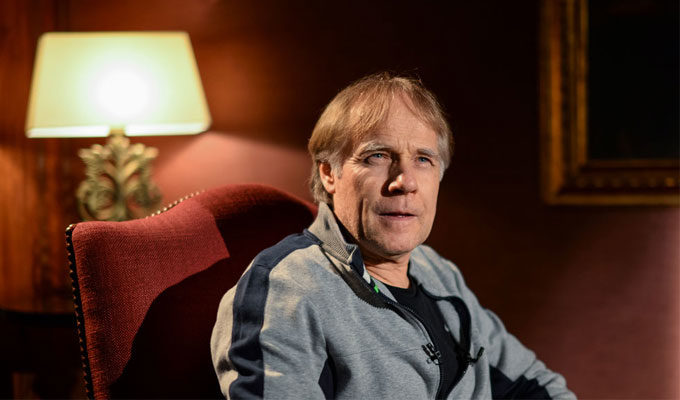 Egypte : Le pianiste français, Richard Clayderman, fait un don aux familles des victimes