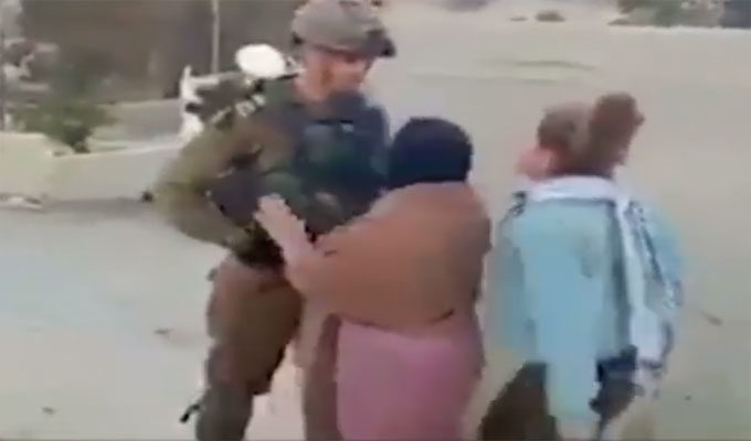 Palestine : Ahed Temimi arrêtée pour avoir giflé un sniper qui tuait des manifestants, vidéo
