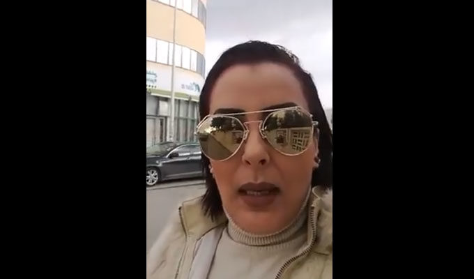 Tunisie : En direct de Bir El-Kassaâ, Arbia Ben Hamadi présente sa nouvelle émission ‘Mra Tounsia’, vidéo