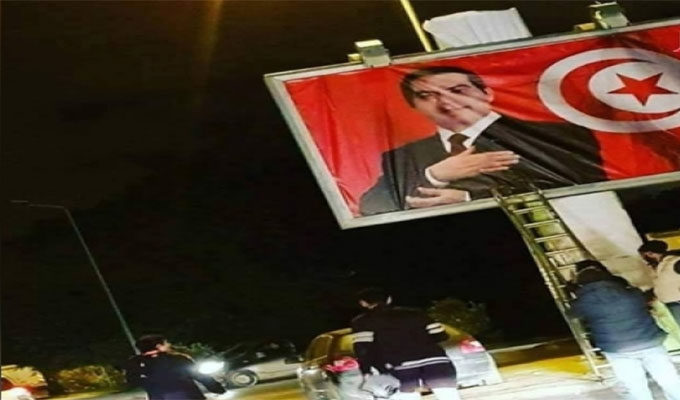 Tunisie : Une enseigne publicitaire avec la photo de Ben Ali à Carthage, explication