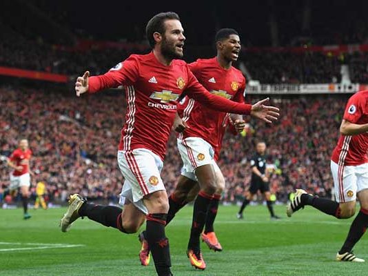 Juan Mata fête un but avec ses ciéquipiers