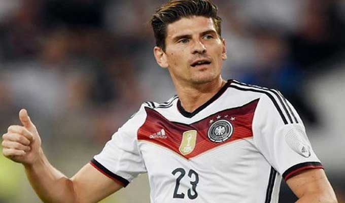 L’international Mario Gomez s’engage avec Stuttgart jusqu’en 2020