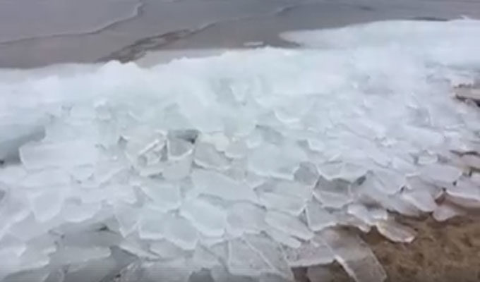 Impressionnant : Des vagues gelées d’une plage en Russie, vidéo