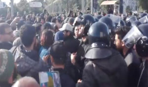 Echauffourées à l’avenue Bourguiba à Tunis entre manifestants et policiers, plusieurs arrestations