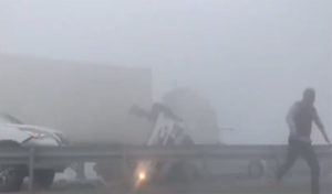 Abu Dhabi : Un épais brouillard, sur l’autoroute, cause de graves dégâts, vidéo