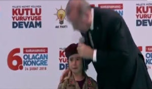 Turquie : Erdogan appelle une fillette, lors d’un meeting, pour l’inciter à mourir en martyr