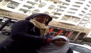 Tunisie : Une mère envoie sa fille mendier dans le froid, vidéo