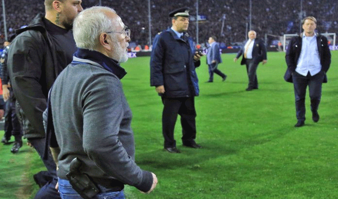 Grèce : Le président du PAOK présente ses excuses après irruption sur le terrain avec une arme