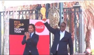 Le trophée de la Coupe du monde fait escale à Dakar
