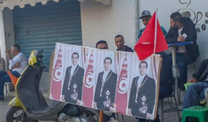 Tunisie : Des citoyens mettent la photo de Ben Ali comme répulsif au démarchage électoral