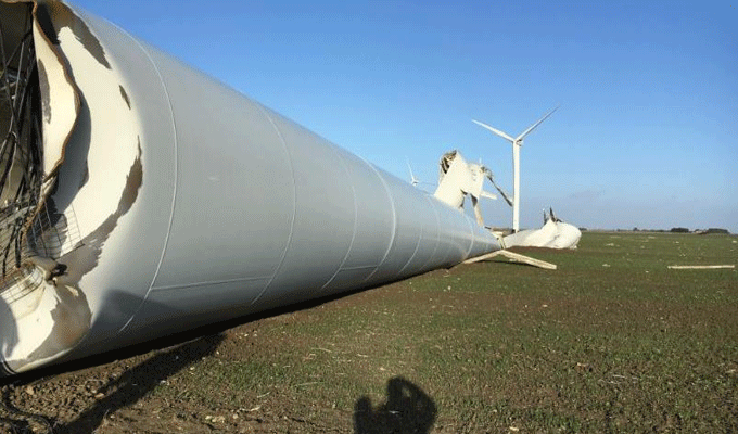 Tunisie: Des vents violents provoquent la chute d’une éolienne à El Haouaria