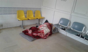 Tunisie : Une patiente par terre à l’hôpital Hedi Chaker, en attendant sa prise en charge