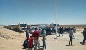 Tozeur : Des trafiquants de carburant bloquent le poste frontalier de Hezoua