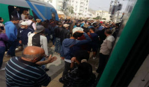 Tunisie : Des usagers du train bloqués à la gare face au refus des chauffeurs de travailler, vidéo
