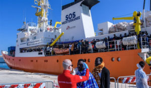 Italie : Un navire transportant plus de 600 migrants empêché d’entrer au port