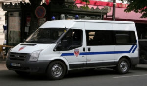 France : Un fourgon des CRS percuté, les suspects sont en fuite