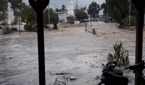 Tunisie : Un taxi transporté par les eaux des inondations à Mornaguia (vidéo)